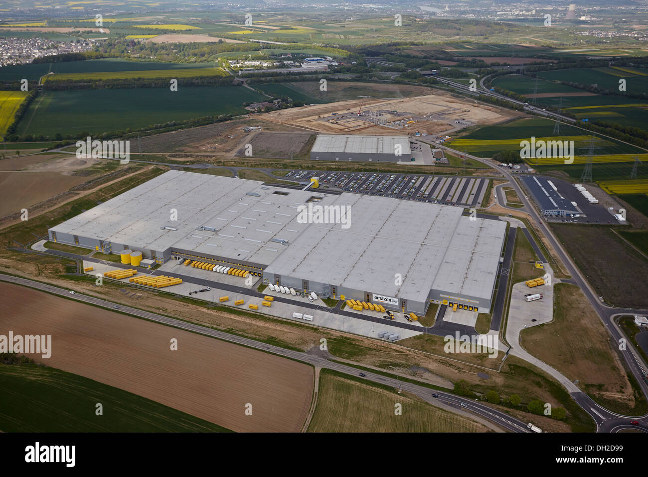 Vista aerea, Amazon edilizia e costruzione sito di Lidl magazzino centrale presso il villaggio di merci sulla autostrada A61 Foto Stock