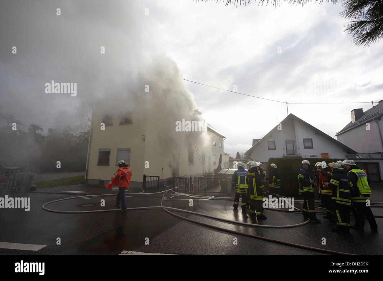 Vigili del fuoco combattono una casa di fuoco, Weitersburg, Renania-Palatinato, Germania Foto Stock