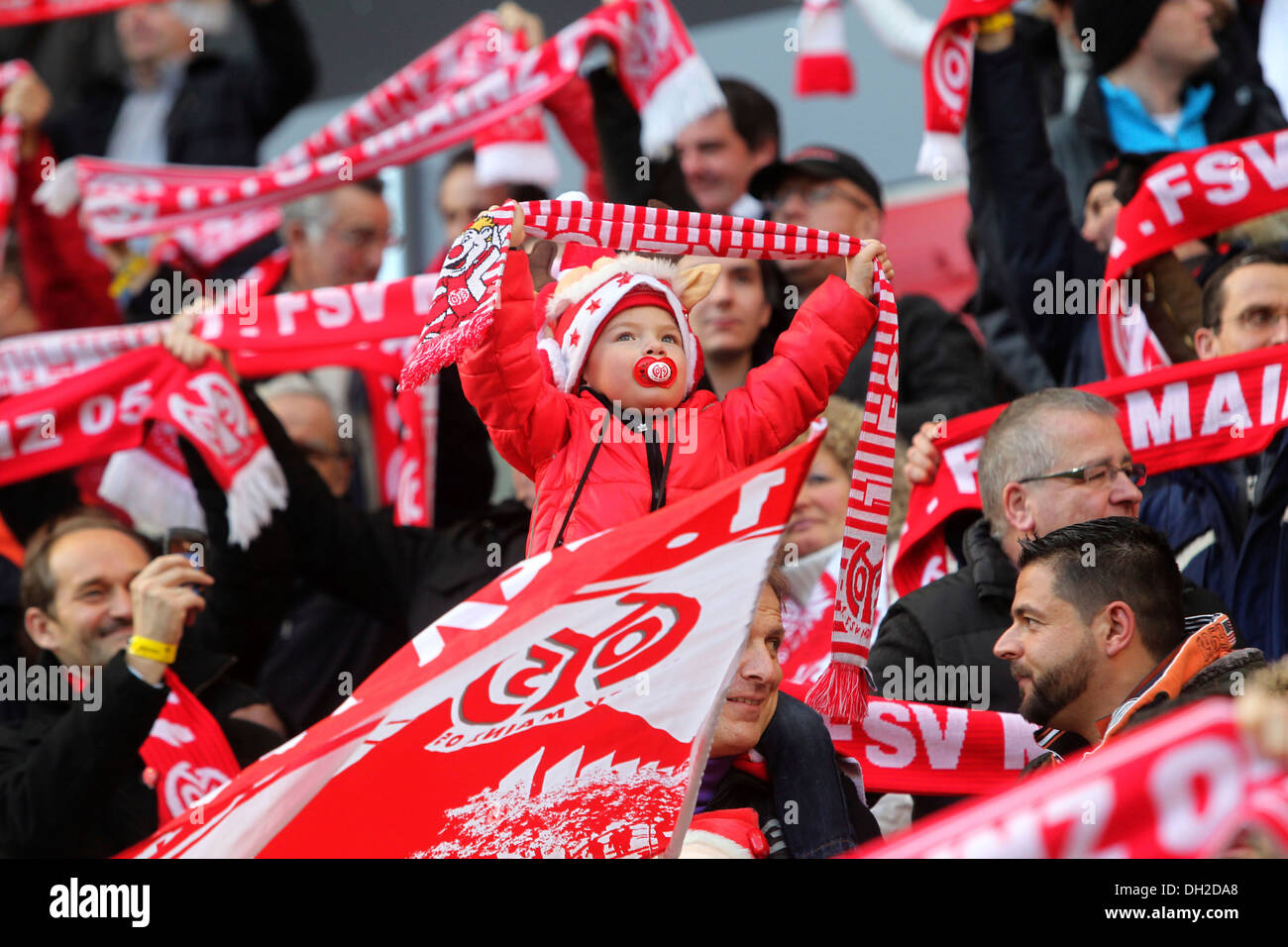 I fan della Bundesliga football club FSV Mainz 05, Mainz, Renania-Palatinato, Germania Foto Stock