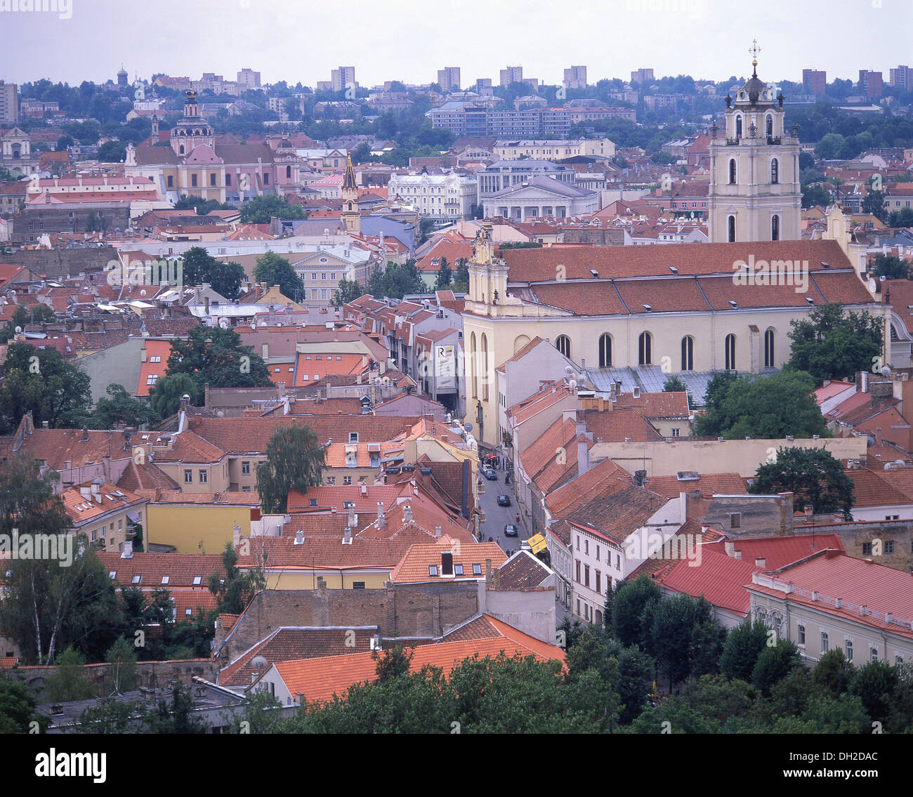 Vista della Città Vecchia da Gediminas Hill, Vilnius, Vilnius County, la Repubblica di Lituania Foto Stock