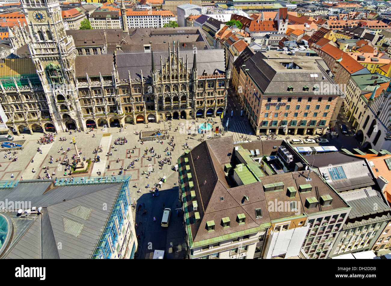 Vista dalla chiesa di San Pietro, Alter Peter, a piazza Marienplatz e Municipio Nuovo, Monaco di Baviera, Baviera, Baviera Foto Stock