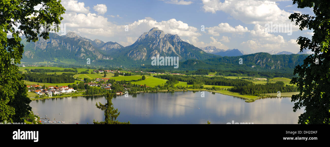 Panorama del paesaggio in Baviera con alpi Foto Stock