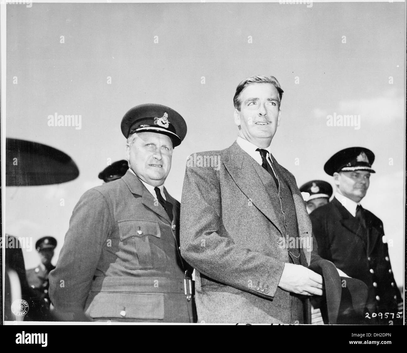 Anthony Eden, ministro degli Esteri britannico, arrivò all'aeroporto di Gatow a Berlino per partecipare alla Conferenza di Potsdam nel 1945. La sua presenza a questo evento segnò un momento significativo nei negoziati diplomatici del dopoguerra. Foto Stock