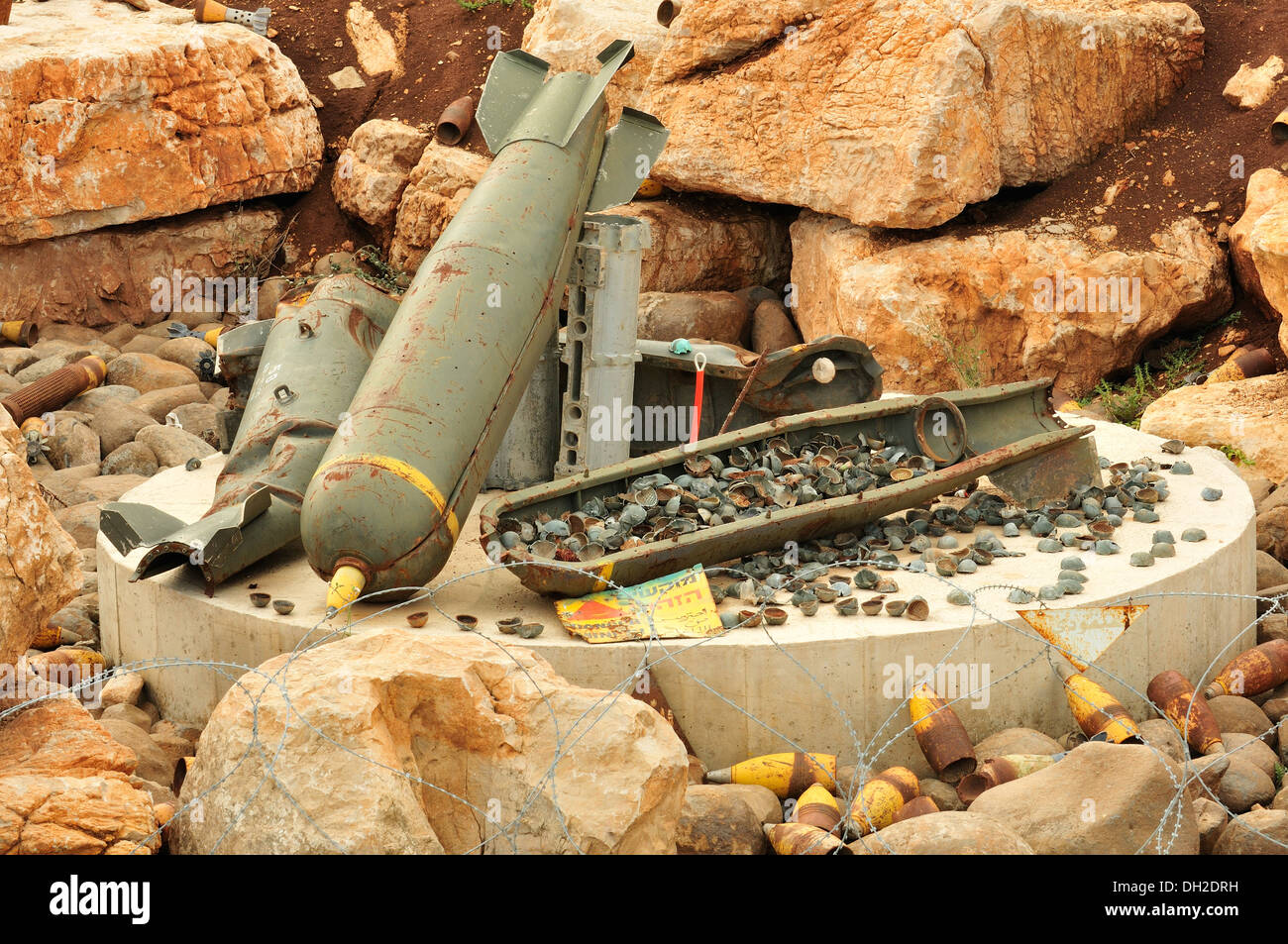 Le bombe a grappolo o di munizioni a grappolo, sono le armi contenenti più esplosivo submunizioni. Mleeta, Libano Foto Stock
