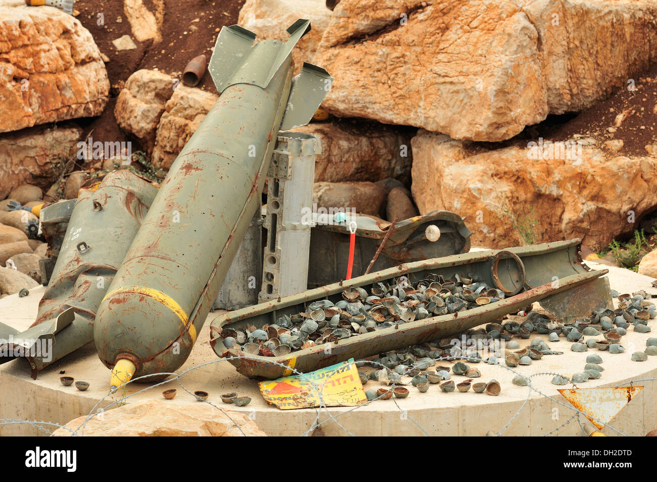 Le bombe a grappolo o di munizioni a grappolo, sono le armi contenenti più esplosivo submunizioni. Mleeta, Libano Foto Stock