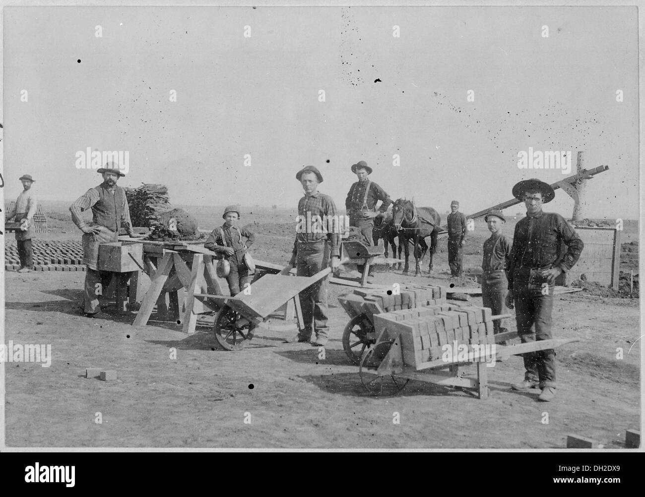 Al lavoro per il McDonald Brickyard. Stagno rotondo, OkIa. Terr. Da Kennett, Gennaio 1894 540090 Foto Stock