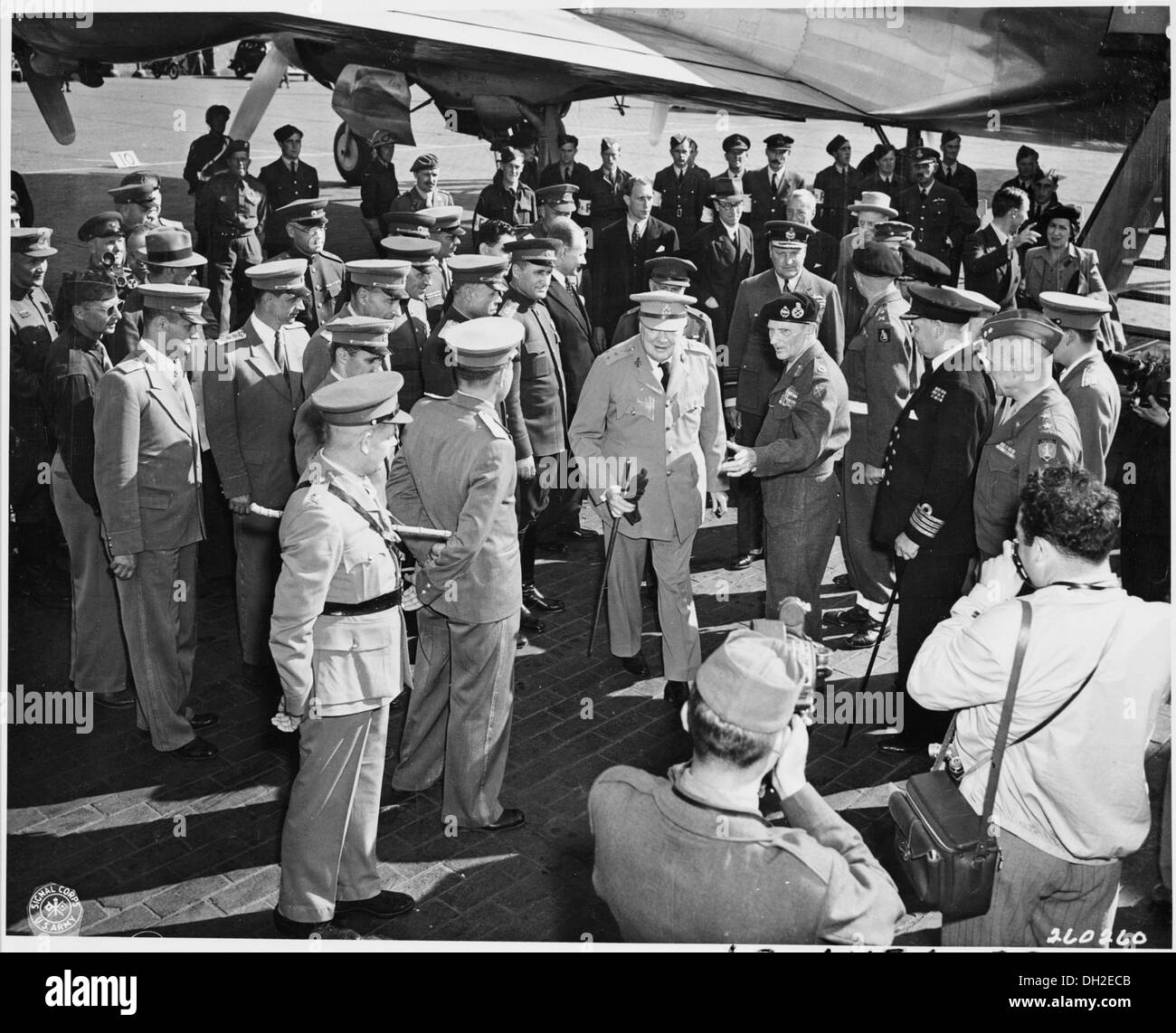 Il Primo ministro inglese Winston Churchill è salutato dal Maresciallo di Campo Bernard Montgomery a Gatow aeroporto di Berlino... 198872 Foto Stock