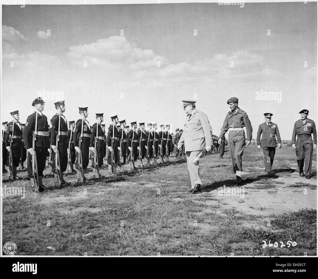 Il primo ministro britannico Winston Churchill ispeziona la guardia d'onore all'aeroporto di Gatow a Berlino, in Germania, segnando un momento di impegno diplomatico dopo la seconda guerra mondiale Foto Stock
