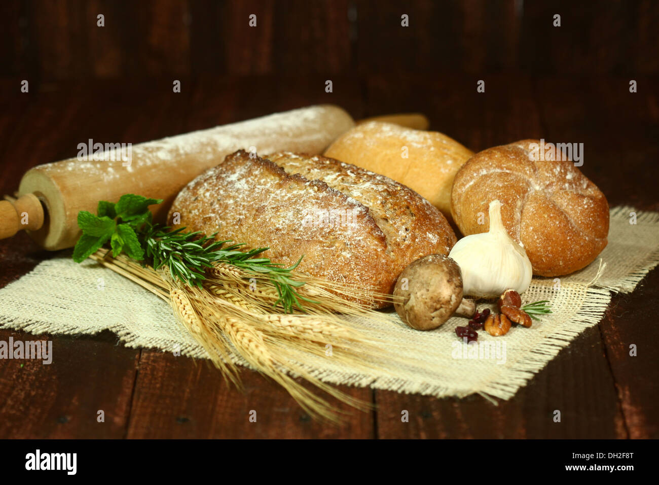 Pane fresco su sfondo di legno Foto Stock