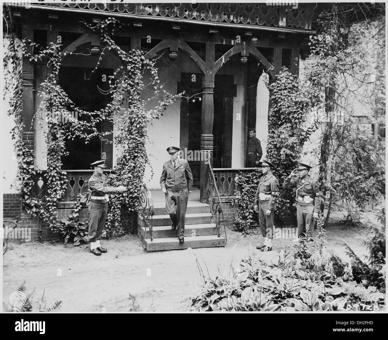 Il generale George C. Marshall lascia il Palazzo Cecilienhof a Potsdam, in Germania, dopo aver partecipato alla Conferenza di Potsdam. Marshall fu una figura chiave nel plasmare l'Europa e la politica estera degli Stati Uniti dopo la seconda guerra mondiale. Foto Stock
