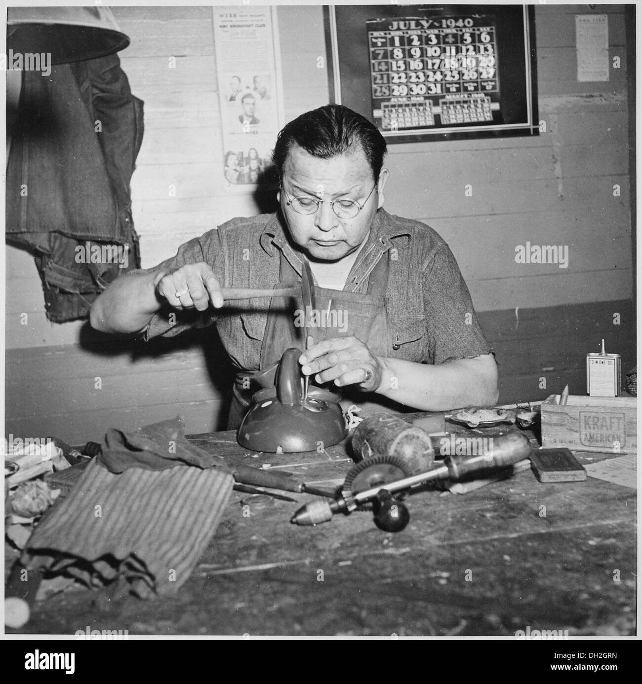 Jesse Cornplanter, un discendente del capo Seneca Cornplanter, crea una maschera cerimoniale presso la Tonawanda Community House, continuando una tradizione culturale del popolo Seneca. Foto Stock Jesse Cornplanter, un discendente del capo Seneca Cornplanter, crea una maschera cerimoniale presso la Tonawanda Community House, continuando una tradizione culturale del popolo Seneca. Foto Stock
