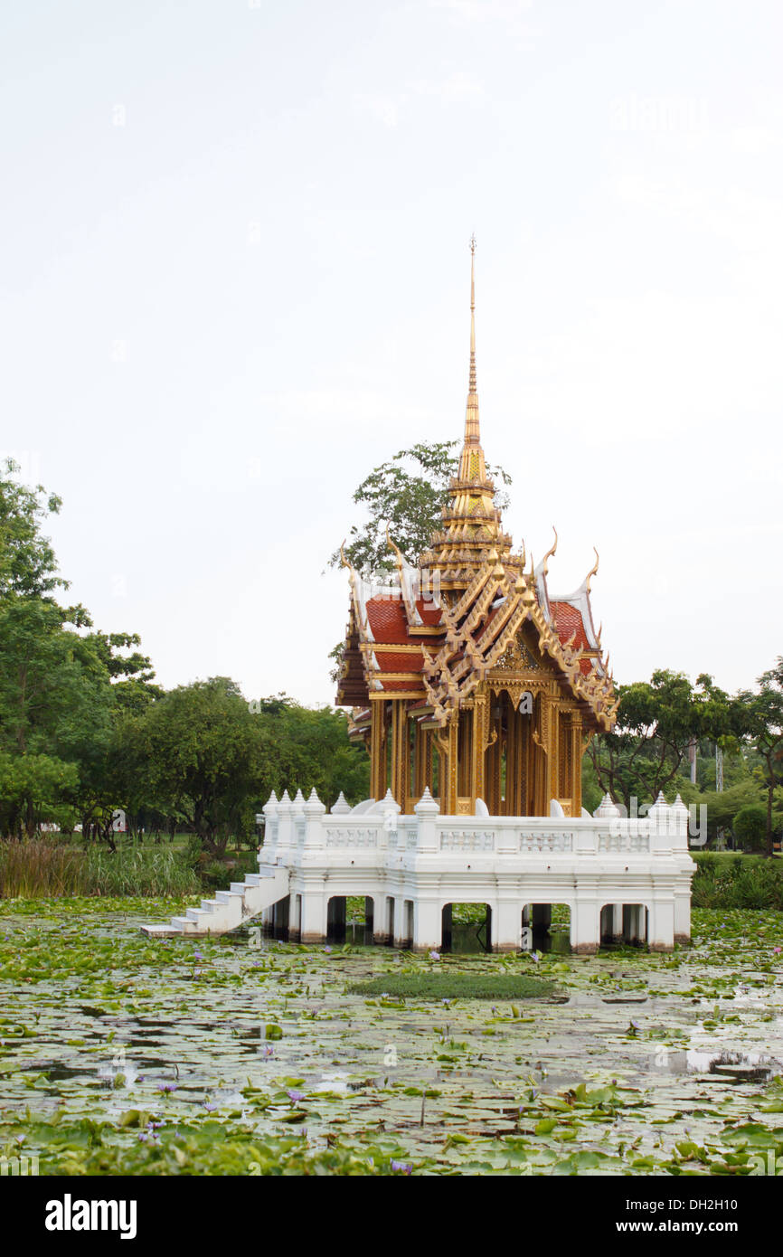 Pagoda in Lotus Pond in Thailandia Foto Stock