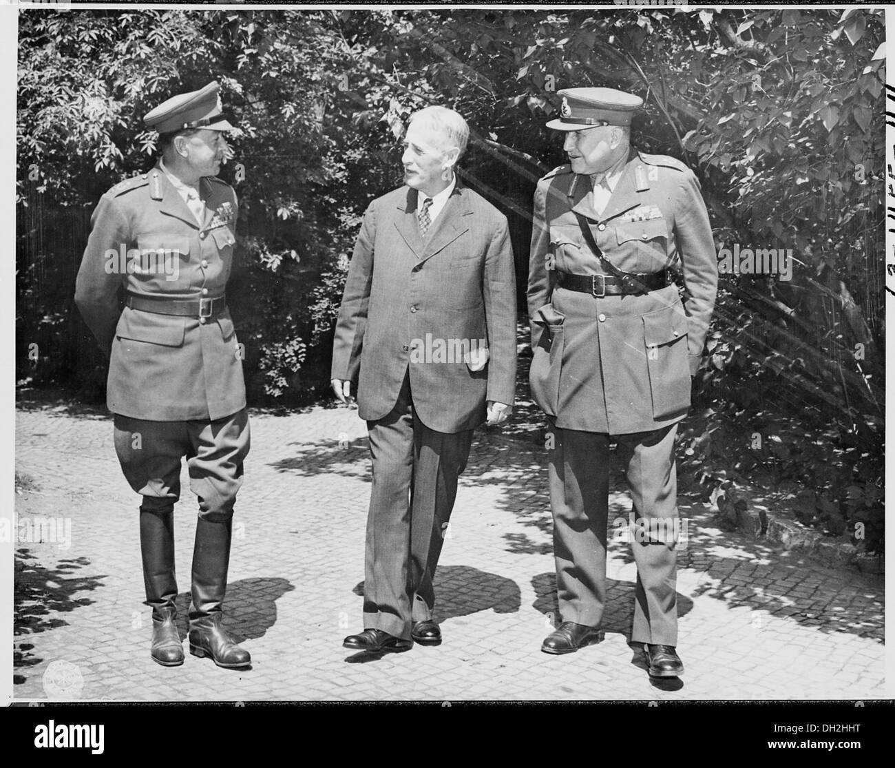 Una fotografia storica che mostra (da sinistra a destra) il feldmaresciallo Sir Harold Alexander, comandante supremo del Teatro delle operazioni del Mediterraneo, il Segretario alla Guerra degli Stati Uniti Henry Stimson, e una figura militare senza nome, probabilmente durante le discussioni della seconda guerra mondiale. Foto Stock