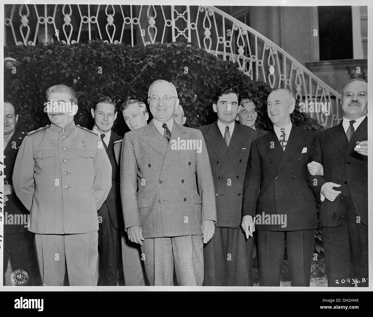 L a R, Gen. Harry Vaughan, leader sovietico Josef Stalin, Charles Bohlen, interprete per il Presidente Truman, V. N.... 198809 Foto Stock