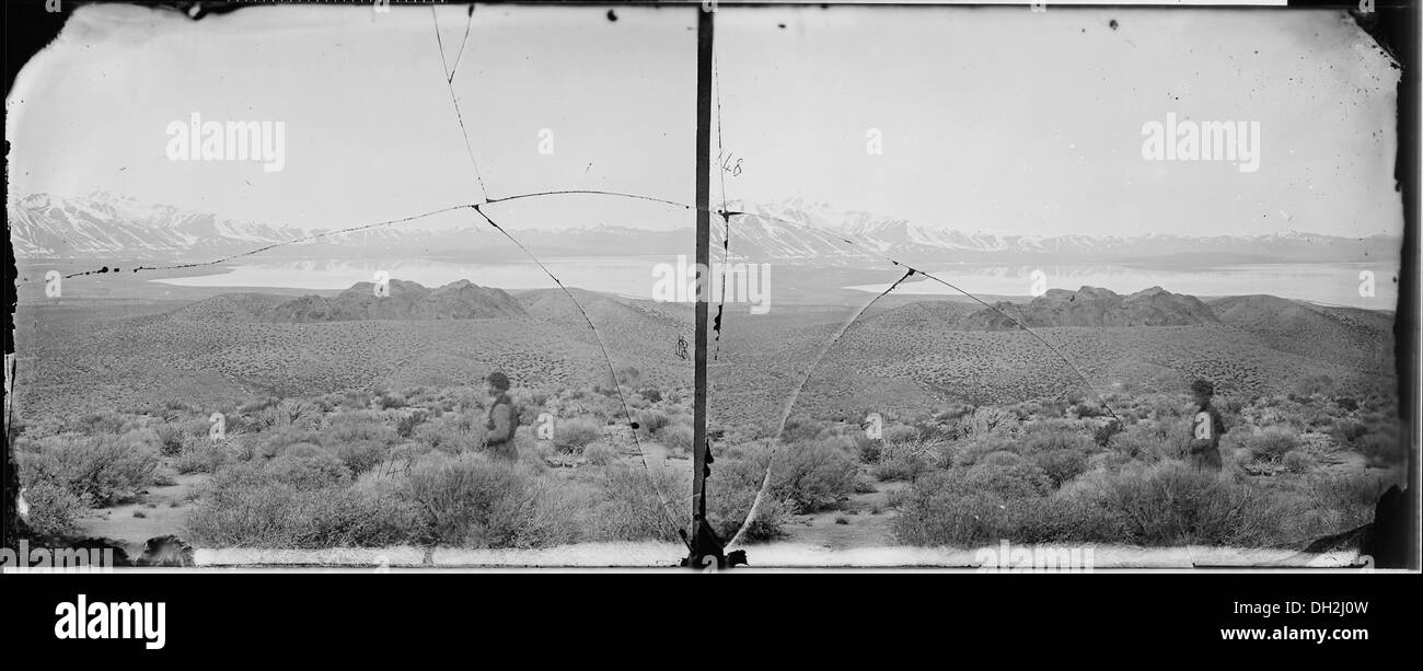 Mono Lake in California è un antico lago di soda salina noto per le sue formazioni geologiche uniche, in particolare le torri di tufo formate dal carbonato di calcio. Foto Stock