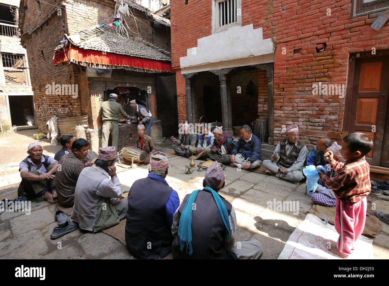 Newari uomini indù chsnting canti religiosi, Bhaktapur, Valle di Kathmandu, Nepal. Foto Stock