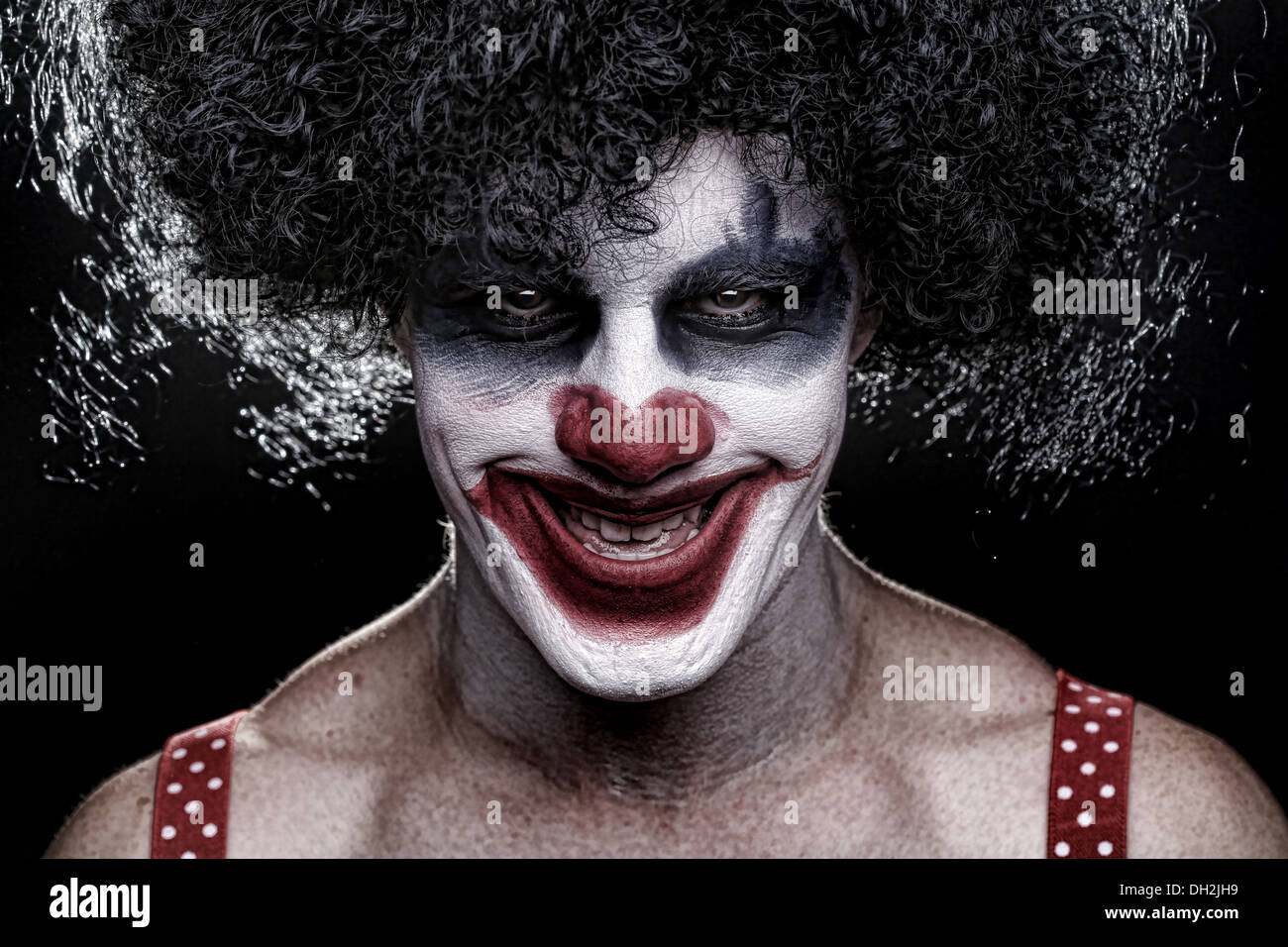 Il male Spooky Clown ritratto su sfondo nero Foto Stock