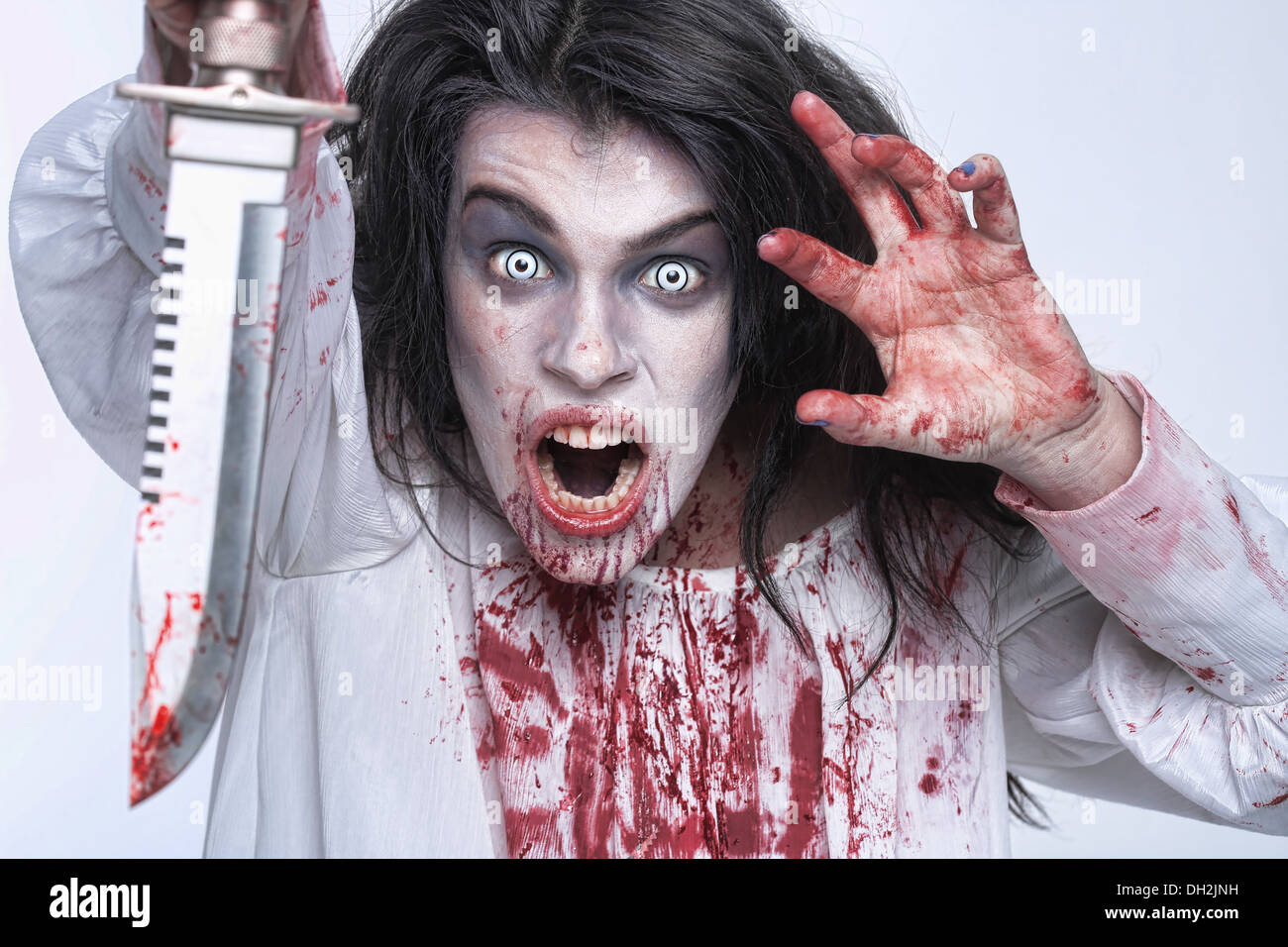 Orrore spaventoso Immagine di un sanguinamento donna psicotici con coltello Foto Stock