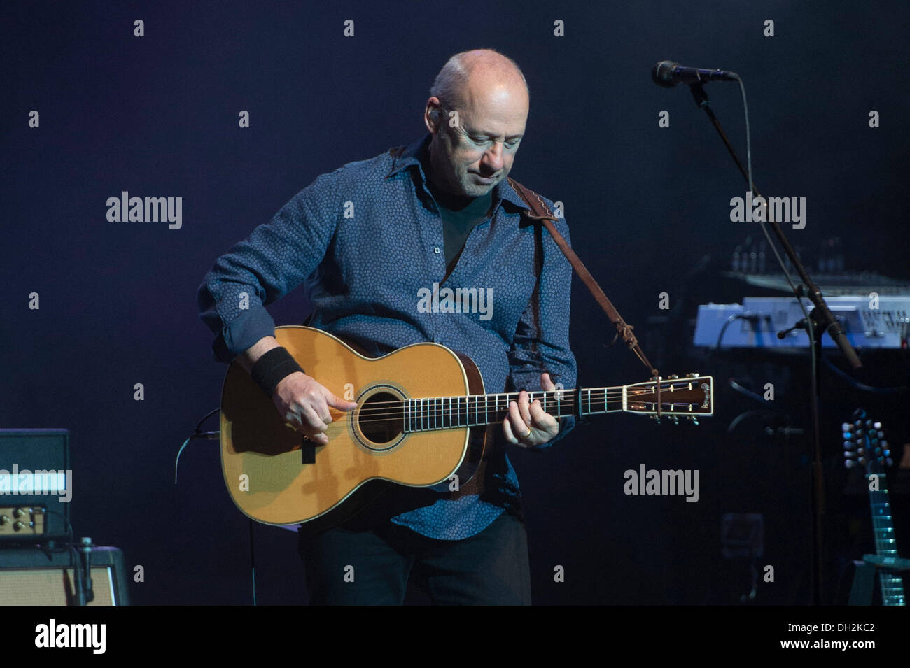 Oakland, la California, Stati Uniti d'America. 28 ott 2013. Chitarra leggenda mark knopfler del British rock band 'dire stretto' esegue dal vivo presso il sold-out il Fox Theatre. © Jerome Brunet/ZUMA filo/ZUMAPRESS.com/Alamy Live News Foto Stock
