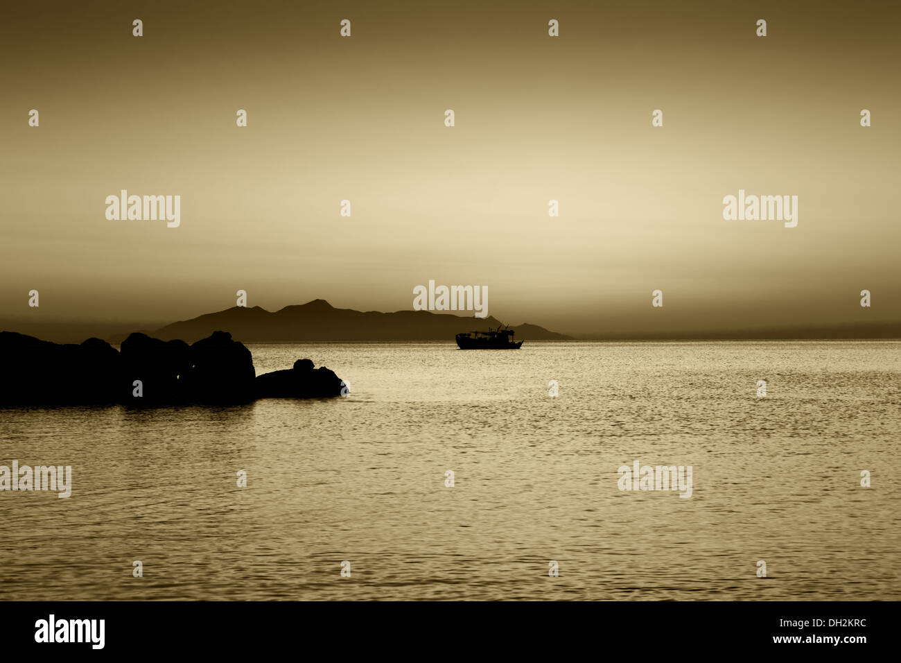 Notte seascape con rocce all'orizzonte Foto Stock