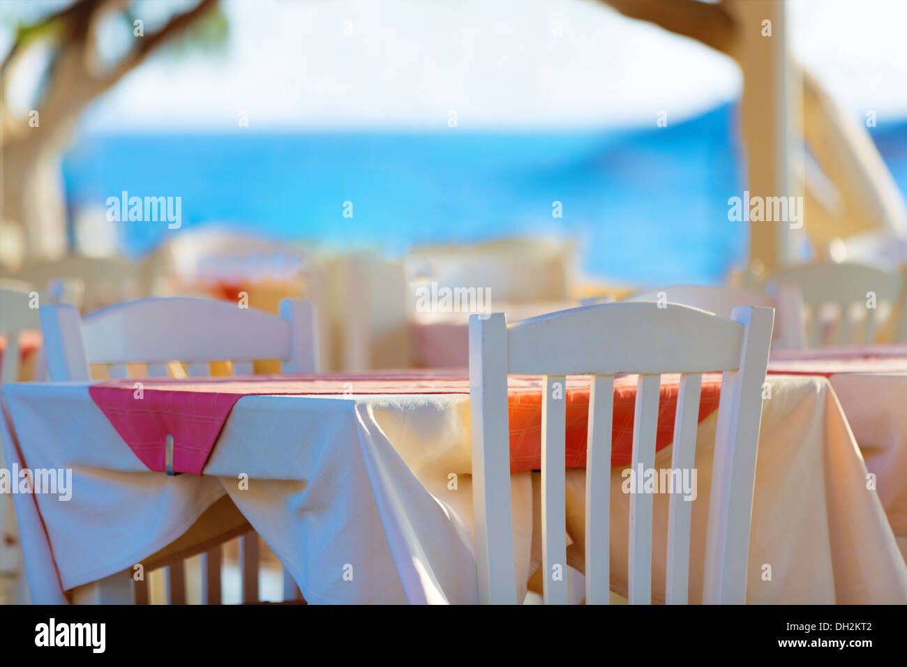 Tabella vuota in un mare di strada ristorante Foto Stock