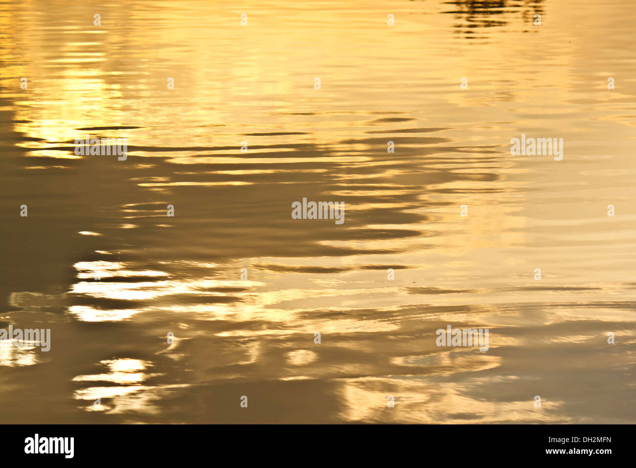 Ondata di acqua sul tempo di sera Foto Stock