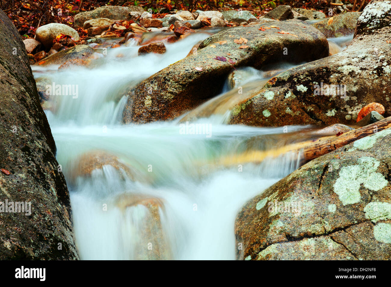 Cascata in un torrente di montagna Foto Stock