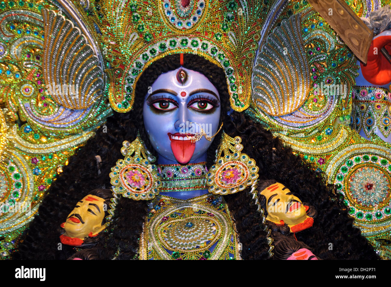 Dea kali mata kolkata India lingua rossa indiana fuori teschi garland Foto Stock