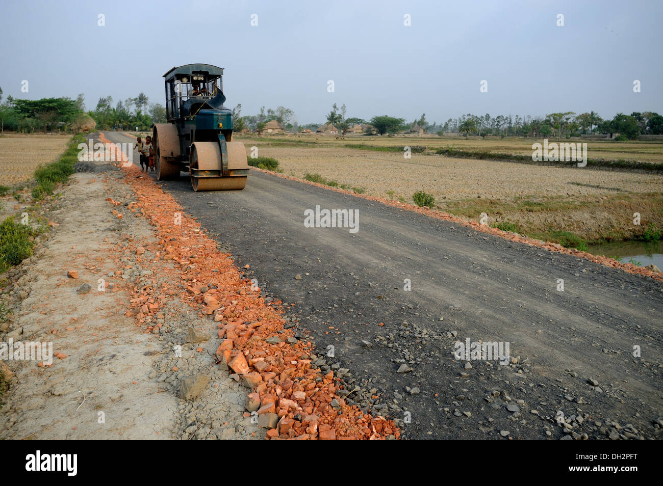 Strada di compattazione a rullo il cui strade kolkata calcutta west bengal India Asia Foto Stock