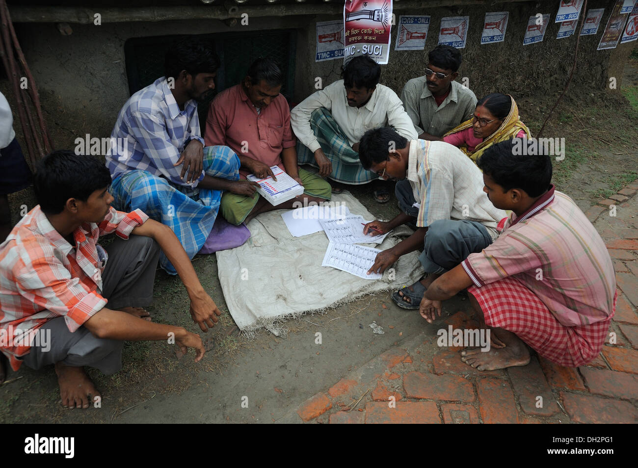 Popolo indiano di apprendimento partito politico dei lavoratori che spiega come votare su un voto elettronico macchina al villaggio Dongajora kolkata calcutta west bengal India Asia Foto Stock