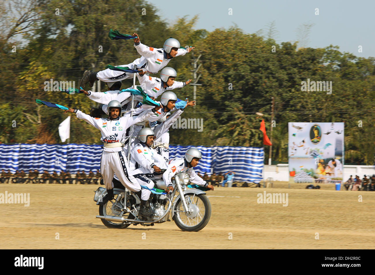 Esercito indiano esecuzione sincronizzata bilanciamento atto su motocicli a Jabalpur Madhya Pradesh India Asia Foto Stock