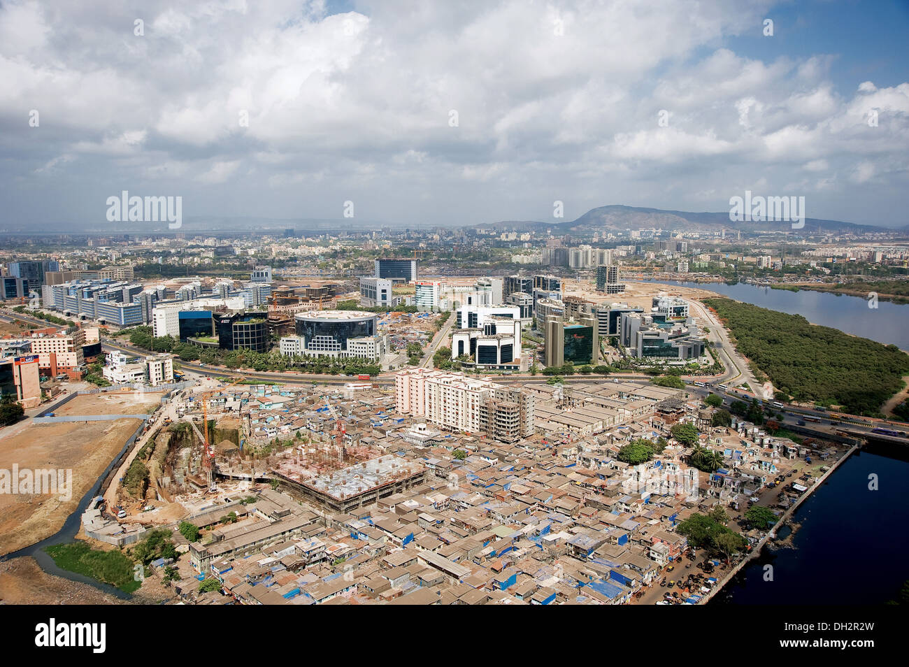 Vista aerea del complesso Bandra Kurla e delle baraccopoli di Bombay Mumbai Maharashtra India Asia Foto Stock