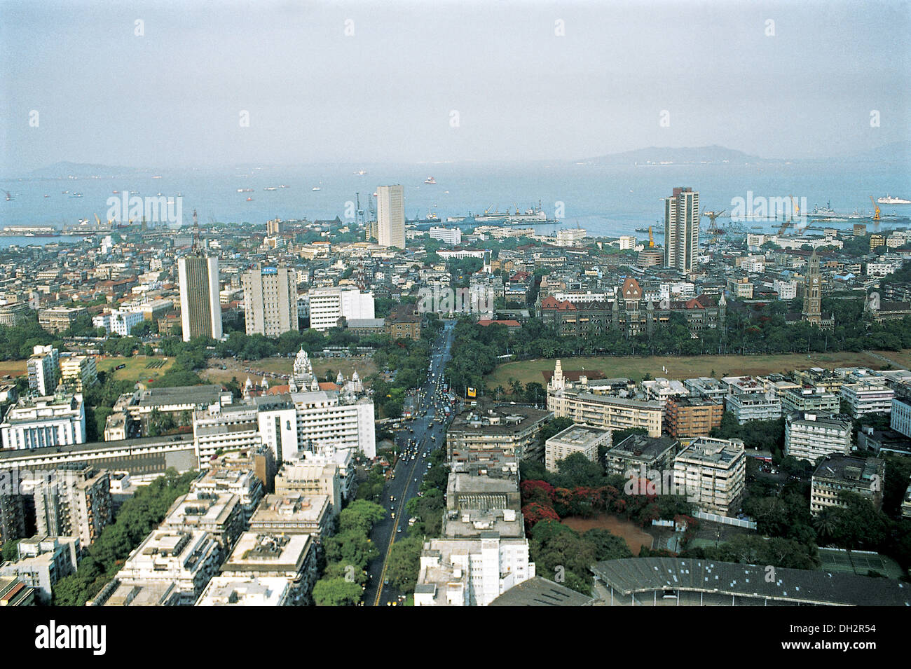 Veduta aerea della stazione churchgate , cinema eros , alta corte , torre rajabai , maidan ovale , BSE , bombay , mumbai , maharashtra , India , asia Foto Stock