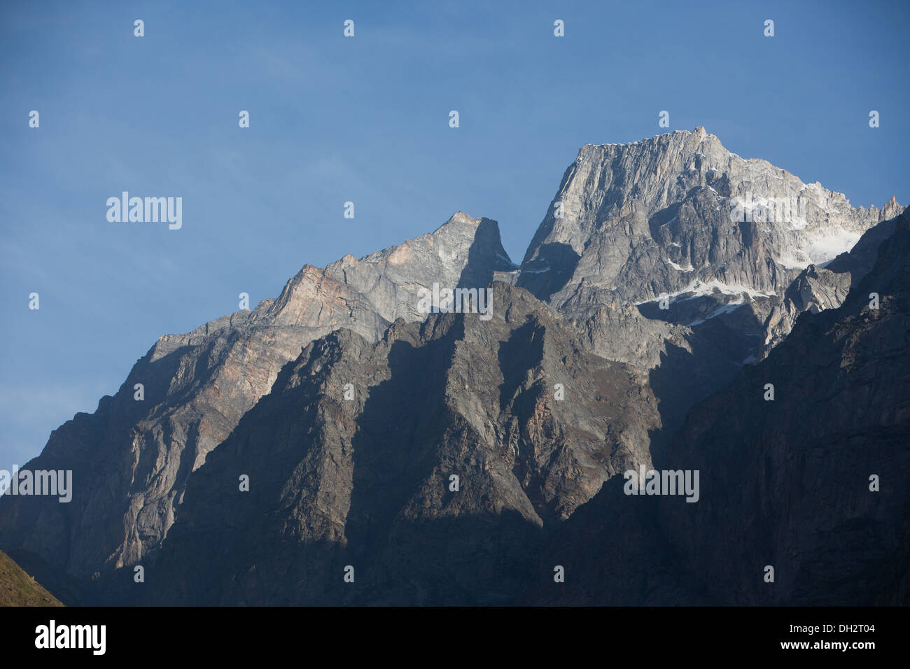 Catena montuosa dell'Himalaya al villaggio di Mana , Badrinath , Chamoli , Uttarakhand , confine con la Cina tibetana indiana , India , Asia Foto Stock