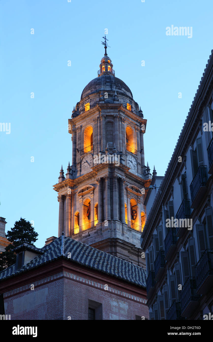 Cattedrale di Malaga torre illuminata al crepuscolo. Andalusia, Spagna Foto Stock