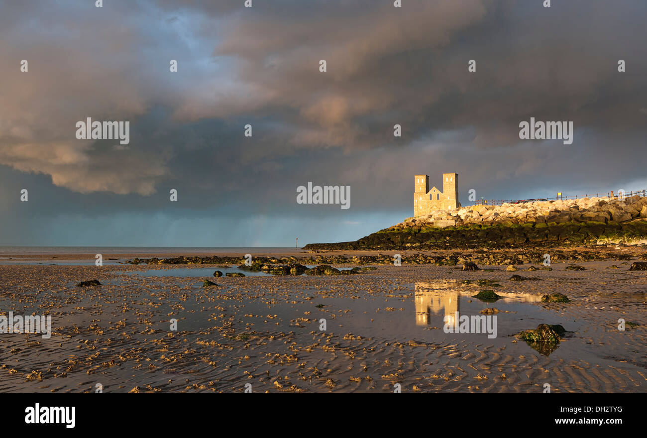 Chiesa di Santa Maria a Reculver; sulla costa della contea del Kent settentrionale in un giorno di tempesta. Foto Stock