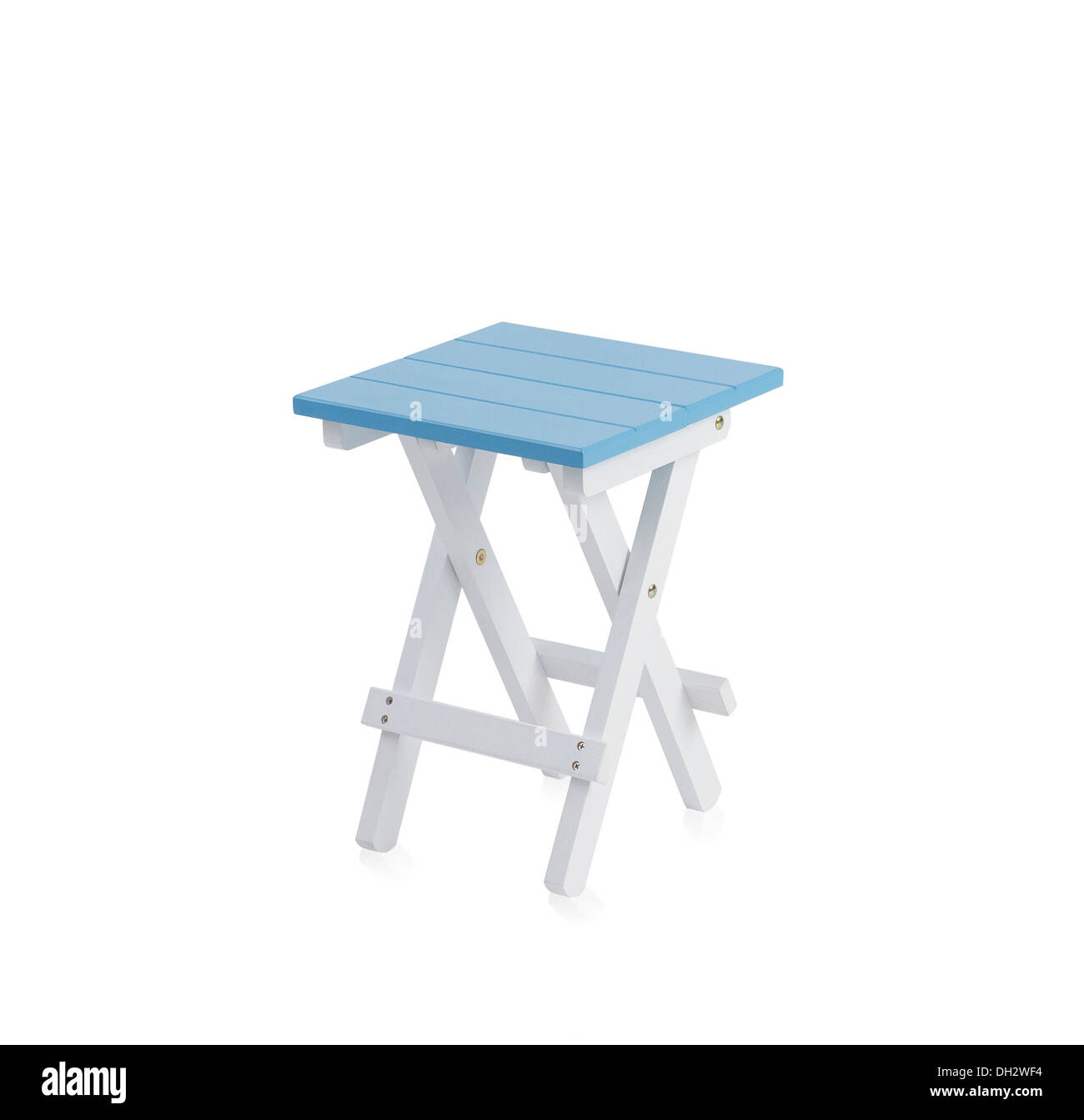Piccolo Blu sedia in legno isolato su sfondo bianco Foto Stock
