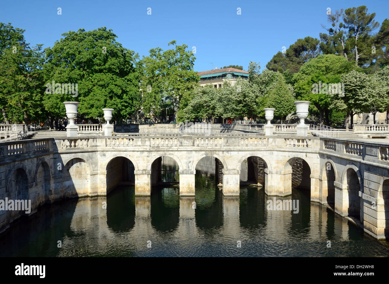 Ornamentali in piscina e giardino classico design Jardins de la Fontaine Gardens & Park Nimes Gard Francia Foto Stock