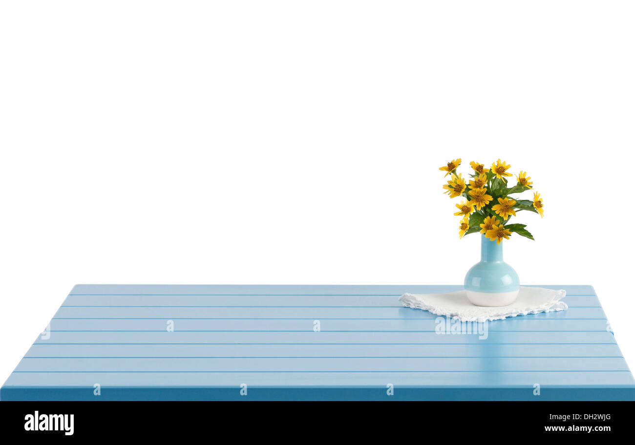 Blue tavolo in legno con fiori in vaso e spazio vuoto Foto Stock