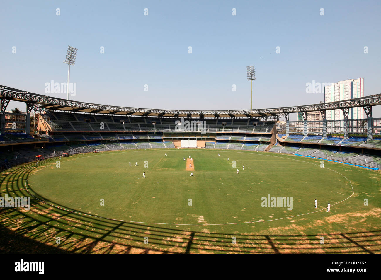 Stadio Wankhede con riflettori a Bombay Mumbai Maharashtra India Asia Foto Stock