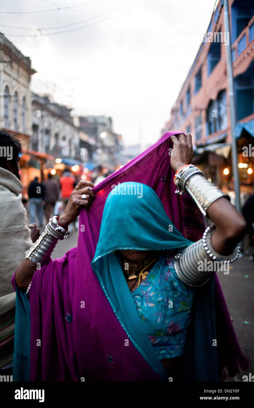 Donna indiana in velo camminare per le strade di Haridwar Uttarakhand India Asia Foto Stock