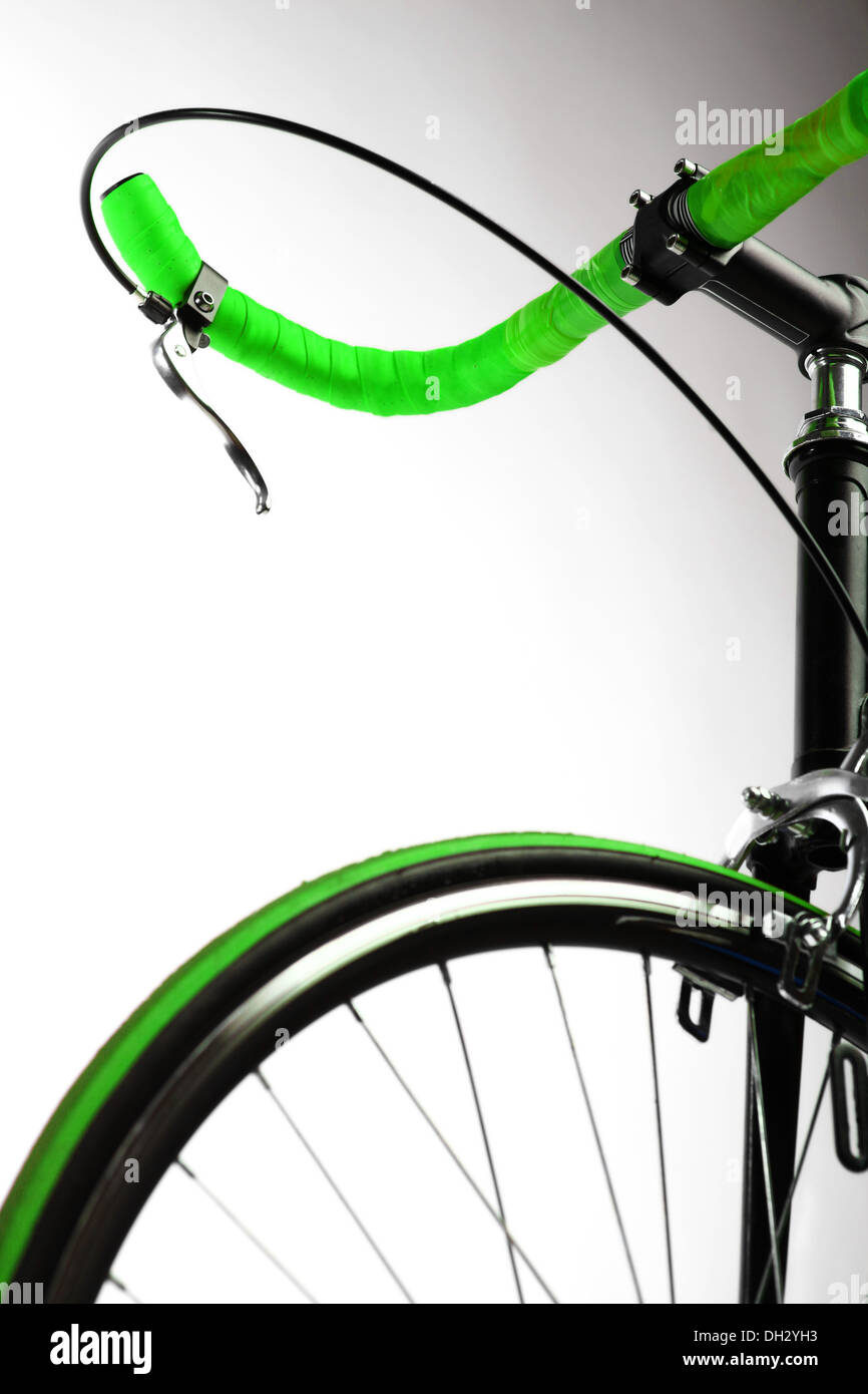 Dettagli su un manubrio e la ruota di una bicicletta da corsa Foto Stock