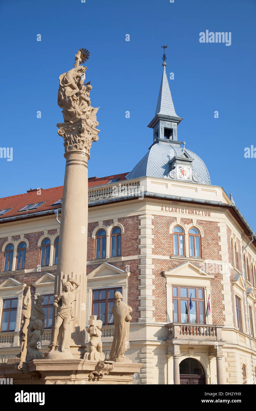 Trinità di colonna e di alta scuola in Piazza Fo, Keszthely, lago di Balaton, Ungheria Foto Stock