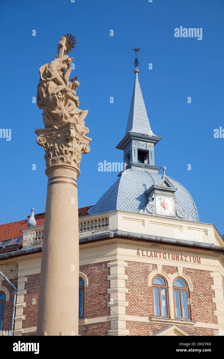 Trinità di colonna e di alta scuola in Piazza Fo, Keszthely, lago di Balaton, Ungheria Foto Stock