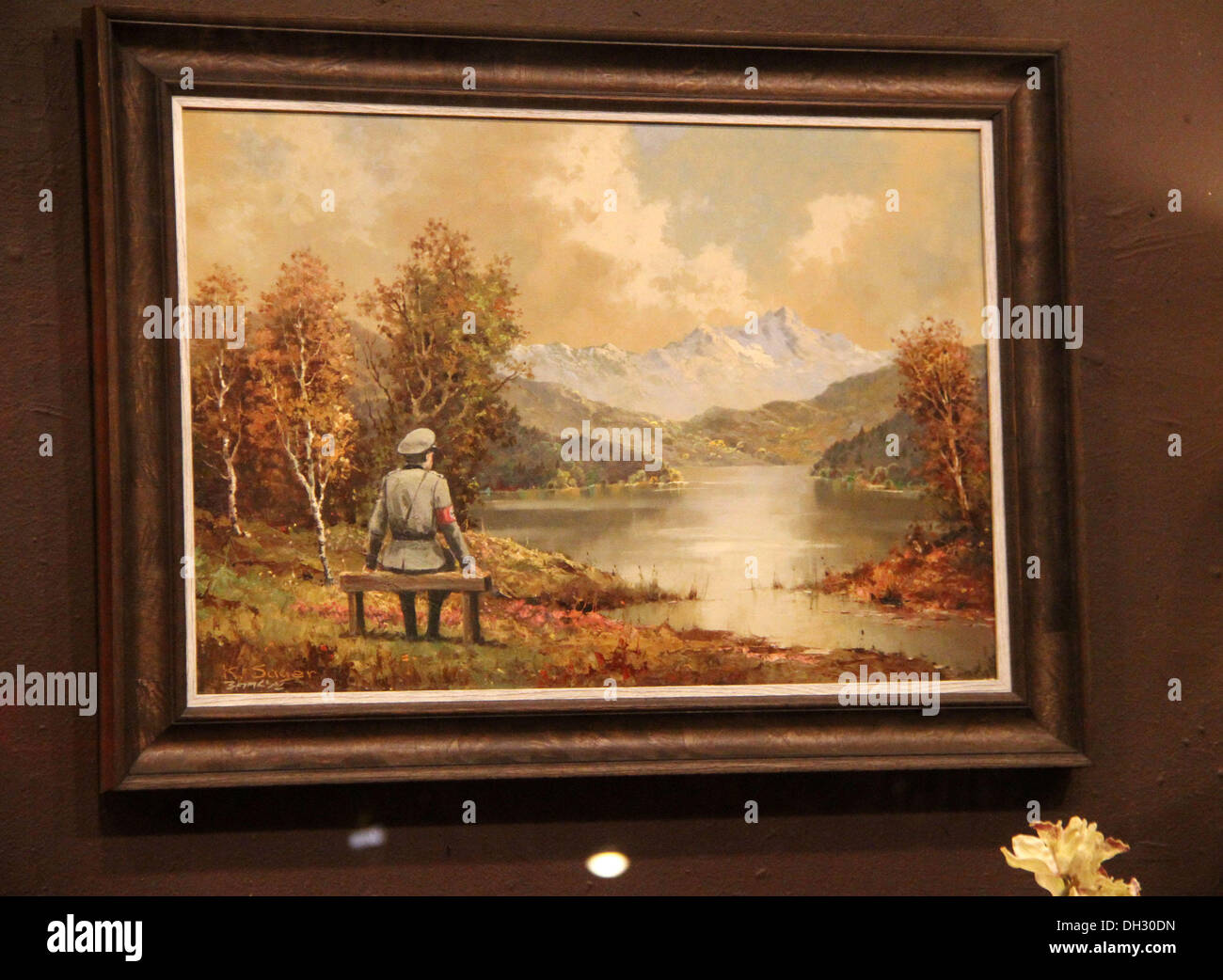 New York, New York, Stati Uniti d'America. 29 ott 2013. Una vista del "vandalized" soldato nazista dipinto intitolato " La banalità della banalità del male" dell'artista britannico Banksy, situato sull'alloggiamento di opere Gramercy parsimonia shop. La pittura era un parsimonia store dipinto di K.Sager che Banksy è creduto di avere acquistato e aggiunto o "vandalized" il soldato nazista seduta su una panchina. Banksy ha aggiunto anche la sua firma di seguito l'artista originale. Essa è stata poi restituita alla parsimonia store dove sarà messa all'asta a beneficio di HIV/AIDS e il fenomeno dei senzatetto ha bisogno il venerdì. © ZUMA Press, Inc./Alamy Live News Foto Stock