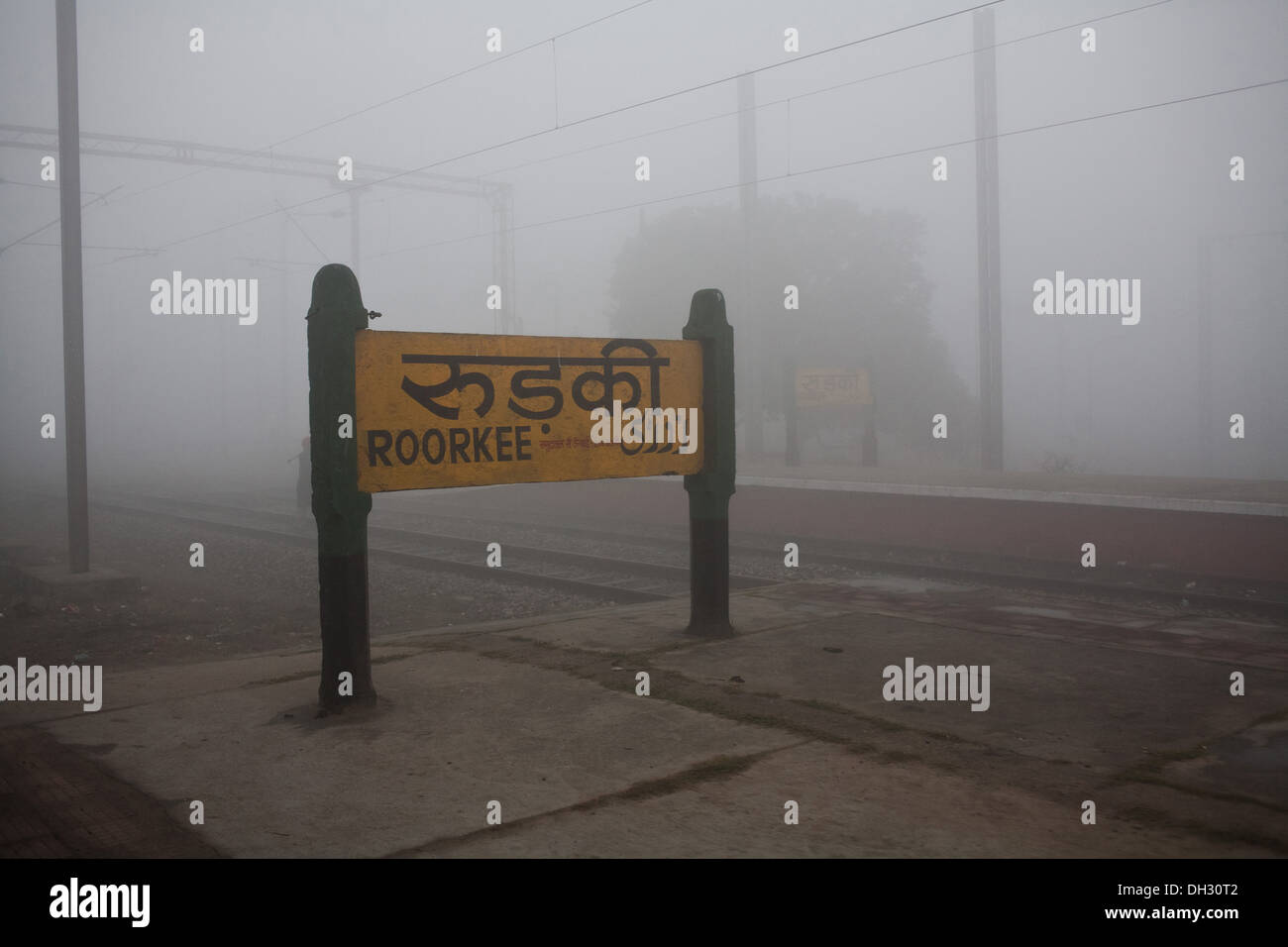 Roorkee stazione ferroviaria nome sulla piattaforma Uttrakhand India Asia Foto Stock
