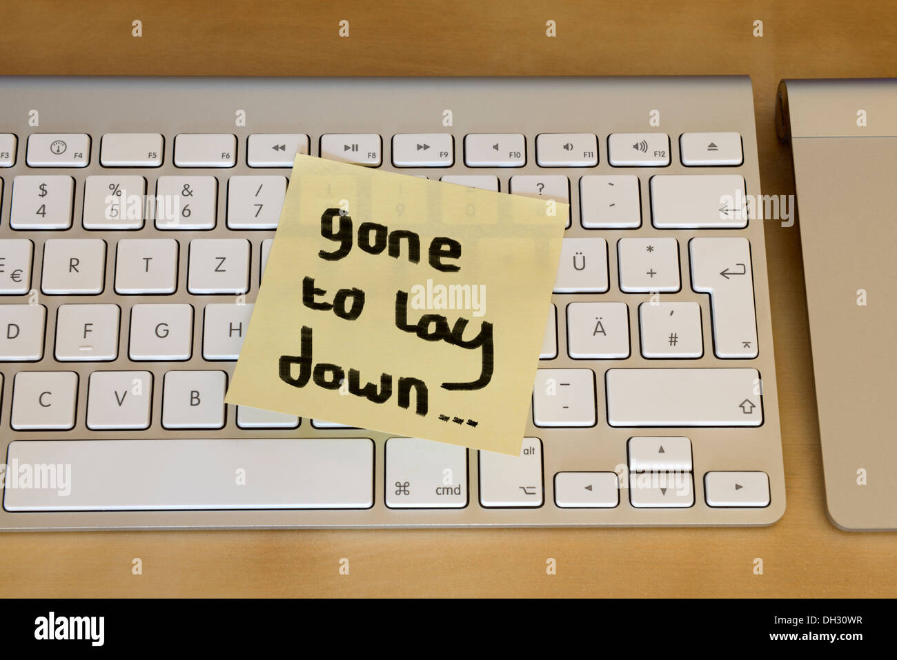 'Andato a stabilire' post-it sulla tastiera del computer Foto Stock