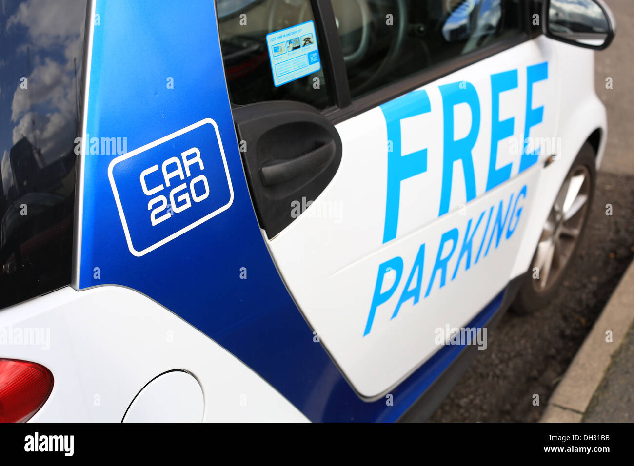 Un auto2andare nel centro della città di Birmingham, parcheggio gratuito per le auto a noleggio affitto Foto Stock