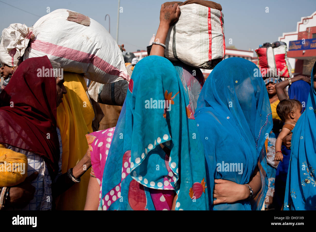 Le donne indiane in velo di camminare sulla strada Uttarakhand Haridwar India Asia Foto Stock