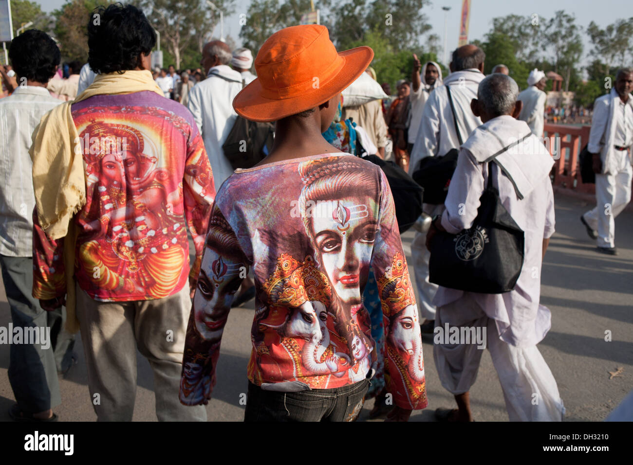 Uomini che indossano t shirt stampate con Ganesh e signore Shiva immagini Haridwar Uttarakhand India Asia Foto Stock
